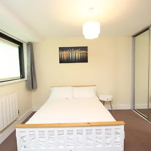 lovely-2-bedroom-apartment-in-docklands-e14.cambridgehotelsuk.com/