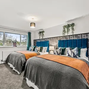  Holiday home Elegant Retreat In - Garden & Parking Included