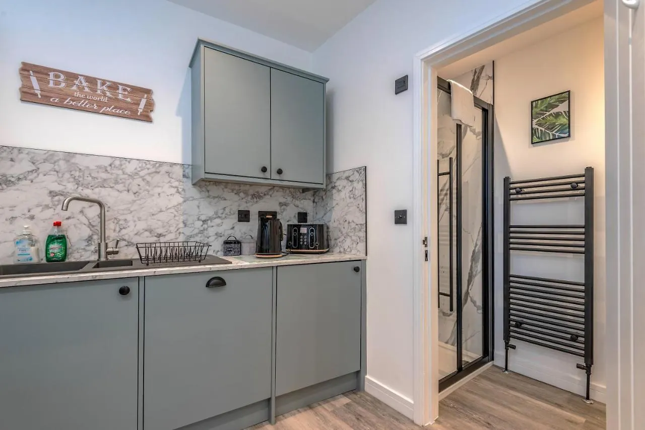 The Cotswold Woodland By Fortuna Property Cheltenham Apartment